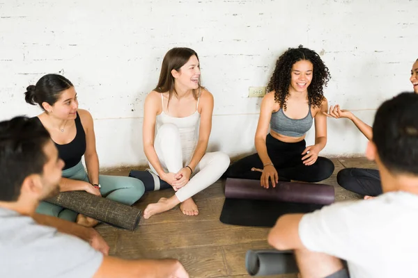 Grupo Hombres Mujeres Jóvenes Riendo Divirtiéndose Antes Practicar Entrenamiento Yoga — Foto de Stock