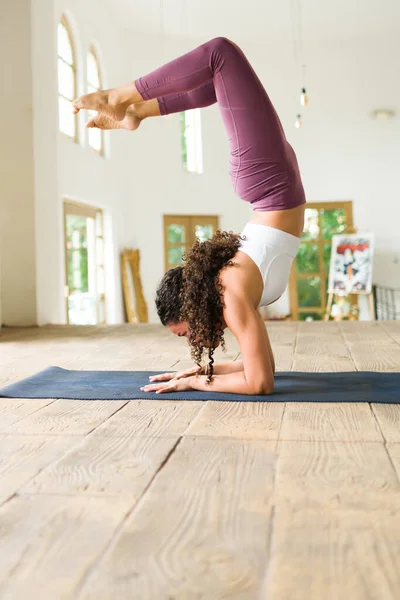 Profil Einer Starken Hispanischen Frau Die Einem Yogastudio Trainiert Aktive — Stockfoto