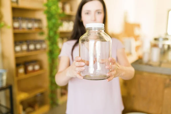 Fertig Für Plastikfreie Einkäufe Junge Frau Kommt Mit Ihrem Container — Stockfoto