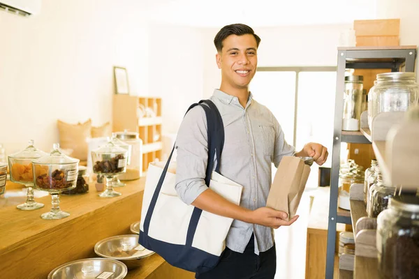 Homem Hispânico Atraente Sorrindo Comprar Nozes Grãos Retrato Consumidor Sexo — Fotografia de Stock