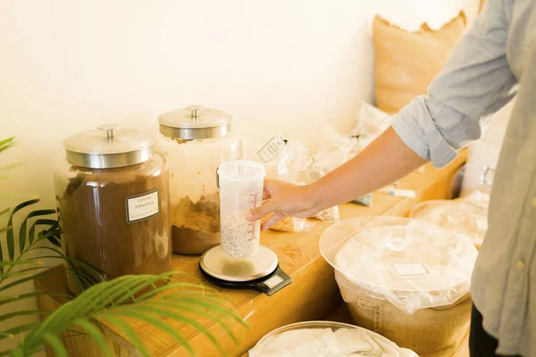 Mano Joven Sosteniendo Contenedor Mientras Compra Avena Especias Una Tienda — Foto de Stock