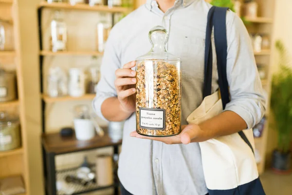 Großaufnahme Einer Männlichen Kundin Die Einem Alternativen Großmarkt Kräutertees Einkauft — Stockfoto