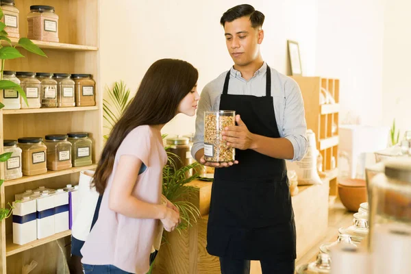 Esto Huele Delicioso Trabajador Tienda Granel Dando Servicio Cliente Hablando —  Fotos de Stock