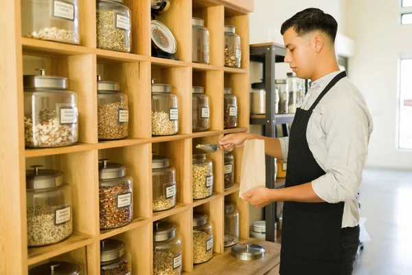 Eine Hübsche Hispanische Arbeiterin Steckt Walnüsse Und Erdnüsse Eine Braune — Stockfoto