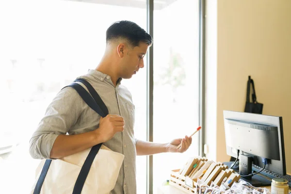 Cliente Masculino Hispânico Que Procura Comprar Uma Escova Dentes Madeira — Fotografia de Stock