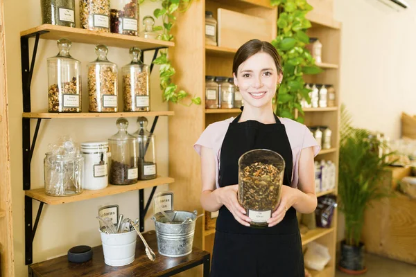 Retrato Atraente Empresário Sorrindo Enquanto Segurava Chá Ervas Sua Mercearia — Fotografia de Stock