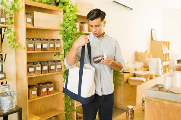 Umweltbewusster Junger Mann Steckt Zero Waste Lebensmittelladen Leckere Produkte Eine — Stockfoto