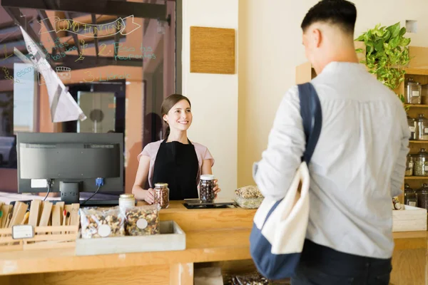 Mooie Jonge Vrouw Glimlachend Pratend Met Een Klant Tijdens Het — Stockfoto