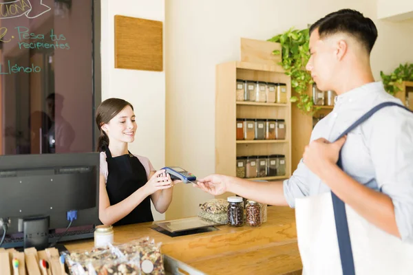 Latijnse Klant Betaalt Met Een Creditcard Voor Zijn Biologische Voeding — Stockfoto