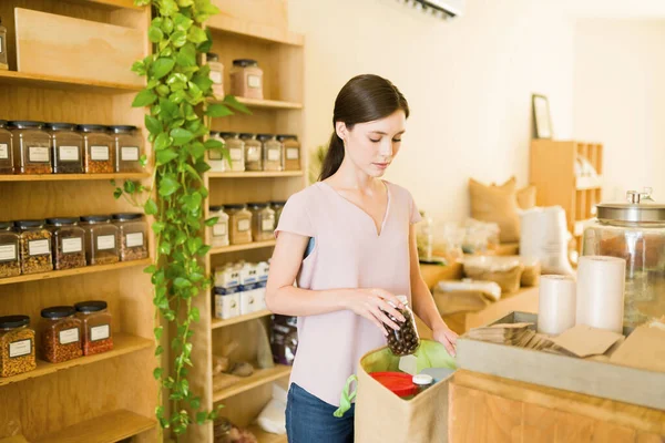 Splendida Donna Caucasica Che Spesa Supermercato Senza Plastica Acquisto Prodotti — Foto Stock