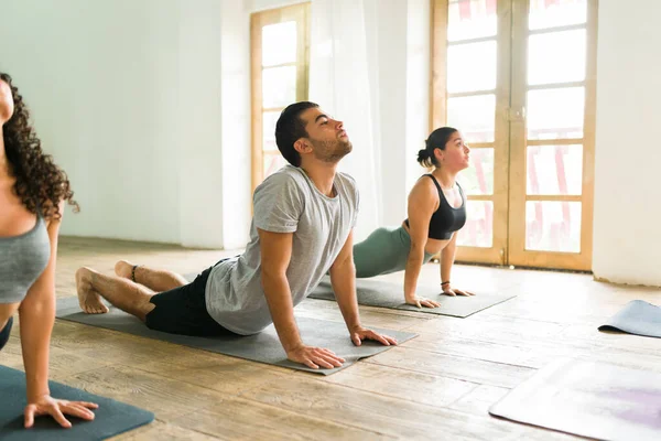 Grupo Jóvenes Latinos Entrenando Con Una Rutina Yoga Gimnasio Hombre —  Fotos de Stock