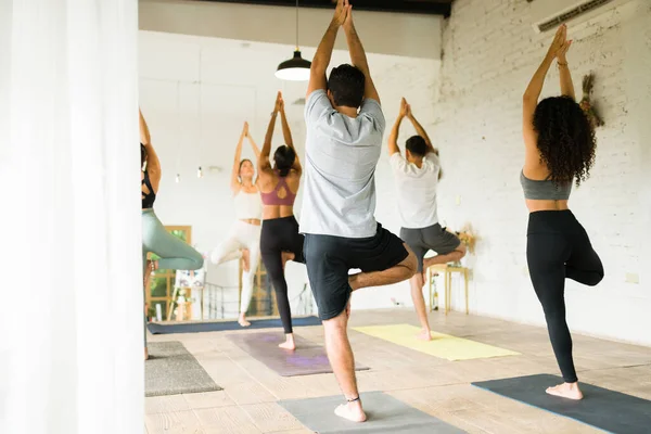 Vista Trasera Una Clase Yoga Gimnasio Mujer Latina Activa Hombre —  Fotos de Stock