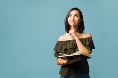 Hayalperest kadın günlüğüne yazıyor. Akıllı kadın gelecek planlarını düşünüyor ve gündemine yazıyor. 