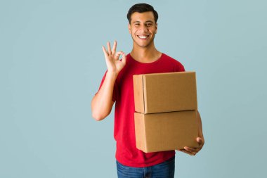 Her şey mükemmel. Mutlu genç adam posta siparişleri ve paketlerinden çok memnun. 