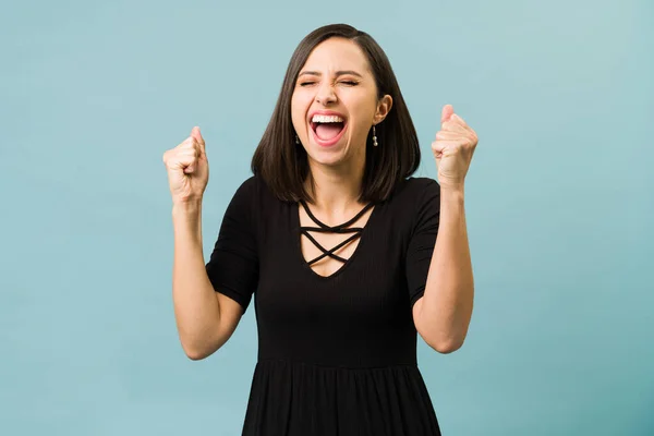 Победила Возбужденная Латинская Женщина Кричащая Счастья После Получения Хороших Новостей — стоковое фото