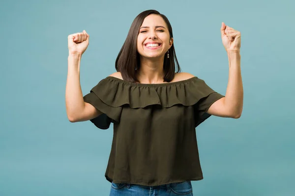 Eso Increíble Jovencita Emocionada Celebrando Victoria Mujer Latina Emocionada Teniendo —  Fotos de Stock