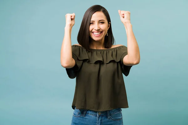 Retrato Estudio Una Hermosa Joven Levantando Las Manos Celebrando Mientras —  Fotos de Stock