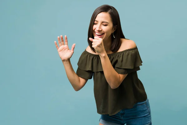 Mulher Bonita Divertindo Enquanto Joga Karaoke Cantando Sua Música Favorita — Fotografia de Stock