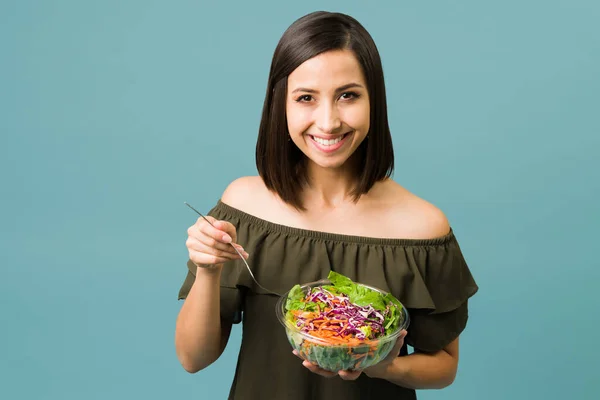 健康的な食事 豪華な若い女性は緑のサラダのおいしいボウルを食べる準備ができて — ストック写真