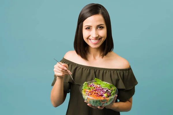 Dieta Saludable Preciosa Joven Lista Para Comer Delicioso Tazón Ensalada —  Fotos de Stock