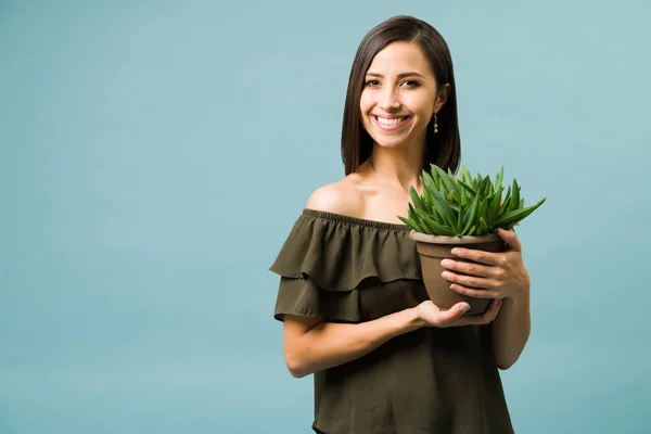 Encantadora Joven Sosteniendo Una Planta Una Olla Disfrutando Hobby Jardinería — Foto de Stock