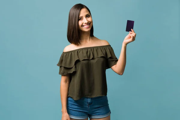 Mám Novou Kreditku Nadšený Mladá Žena Usmívá Drží Kreditní Kartu — Stock fotografie