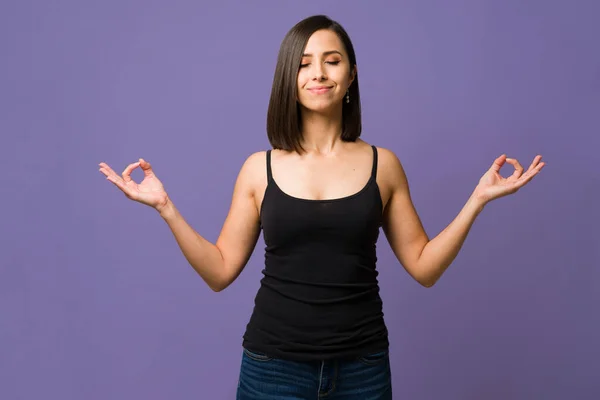 Сохраняю Спокойствие Мирная Молодая Женщина Медитирует Расслабляется Закрытыми Глазами Фиолетовом — стоковое фото