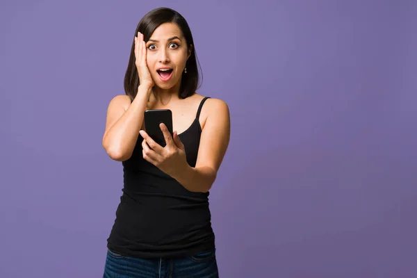 Поверить Могу Удивлённая Женщина Смотрит Камеру Читая Текстовое Сообщение Смартфоне — стоковое фото
