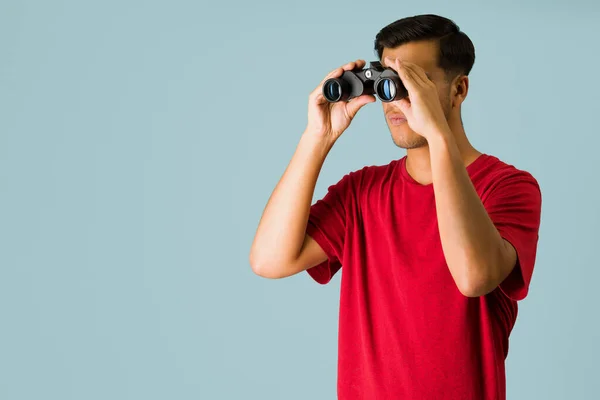 Zoeken Spioneren Aantrekkelijke Jongeman Zoek Naar Iets Natuur Met Zijn — Stockfoto