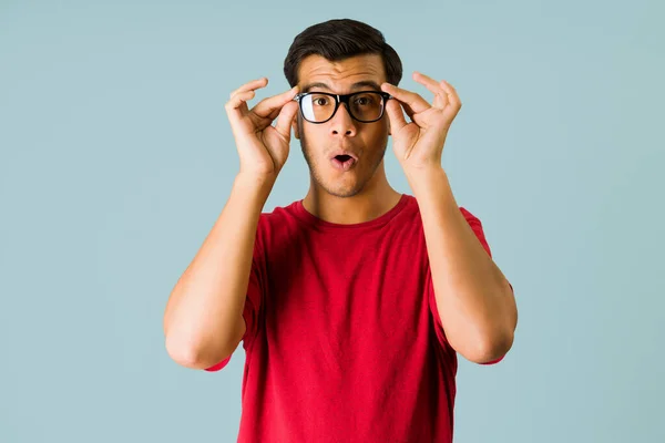 Joven Sorprendido Poniéndose Nuevas Gafas Sintiéndose Sorprendido Por Nueva Vista —  Fotos de Stock