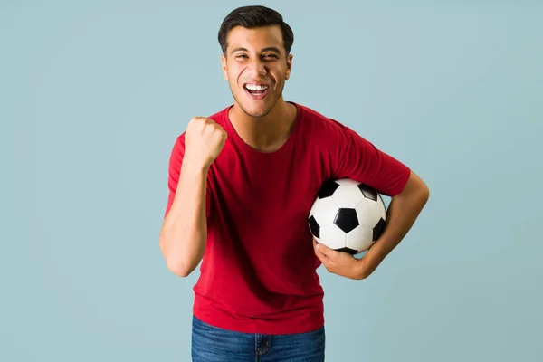 我喜欢运动 兴奋的他的惊慌失措的男人拿着足球庆祝胜利 — 图库照片