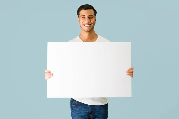 Retrato Del Estudio Hombre Feliz Atractivo Sonriendo Sosteniendo Gran Cartel —  Fotos de Stock