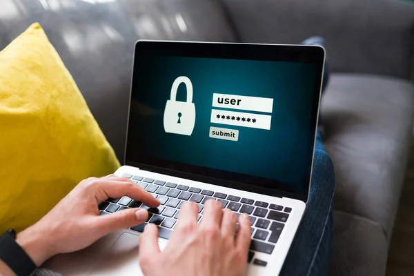 Sicherheitsauthentifizierung Und Datenschutz Junger Mann Versucht Sich Laptop Sein Online — Stockfoto