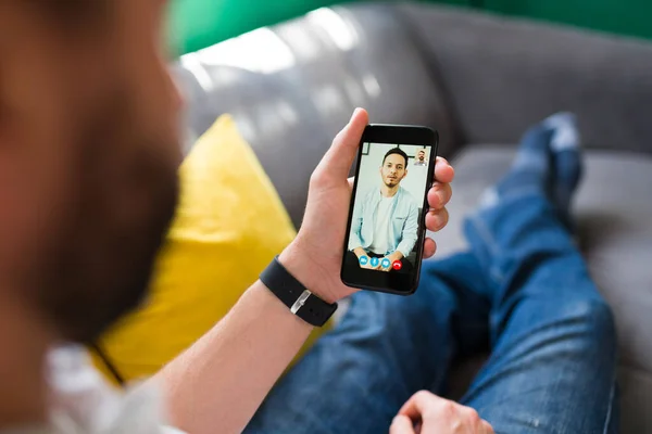 Pessoa Conversando Com Amigo Seu Smartphone Durante Uma Videochamada Online — Fotografia de Stock
