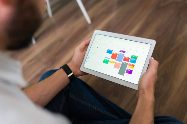 Vuxen Man Planerar Arbetsuppgifter Och Sociala Möten Sin Digitala Kalender — Stockfoto