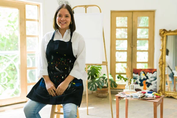 Bella Giovane Artista Sorridente Sentirsi Ispirato Dipingere Laboratorio Arte — Foto Stock