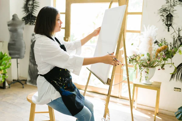 一个年轻女子的肖像 她看着一幅空白的画布 等待着创作一幅艺术画的灵感 — 图库照片