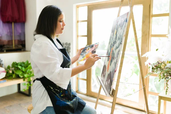 Mischen Von Farbe Auf Der Palette Schöne Malerin Mit Pinsel — Stockfoto