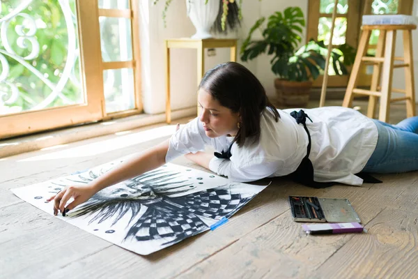 Malerin Junge Frau Entspannt Sich Während Eines Urlaubstages Und Zeichnet — Stockfoto