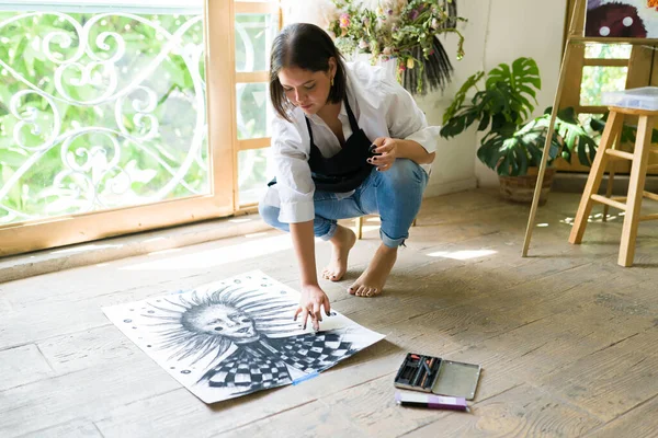 Junge Frau Bei Der Fertigung Eines Kohleporträts Einer Kunstwerkstatt Schöne — Stockfoto