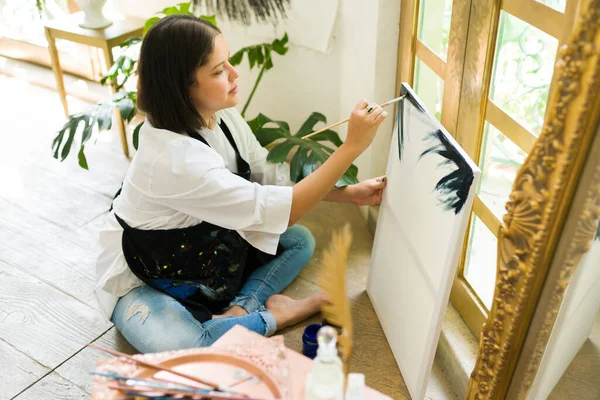 Mulher Atraente Usando Pincel Para Começar Pintar Uma Tela Enquanto — Fotografia de Stock