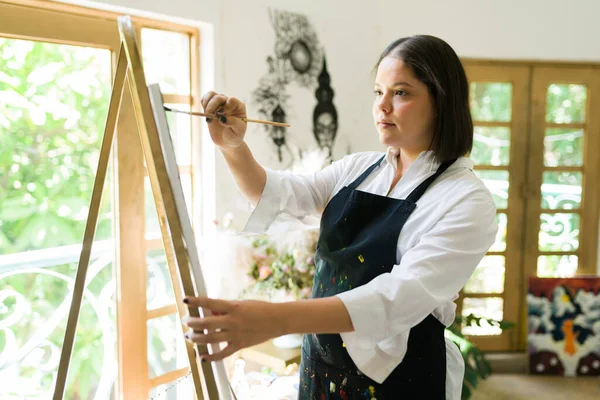 Hermosa Mujer Artística Unos Años Pintando Una Obra Arte Estudio — Foto de Stock