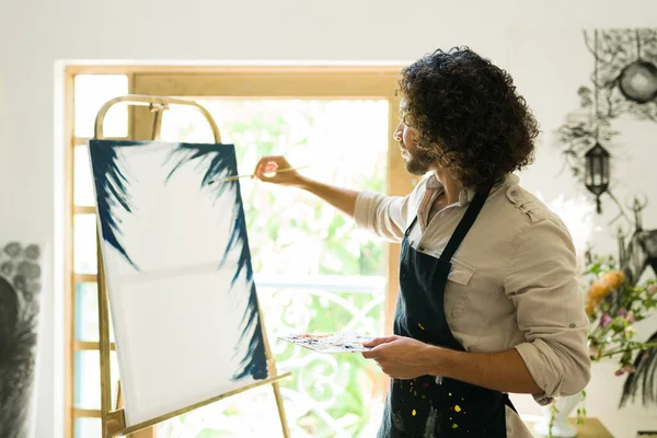 Vista Trasera Joven Pintor Sintiéndose Inspirado Haciendo Una Pintura Óleo — Foto de Stock