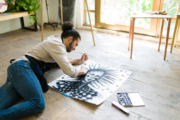 미술가인 남자가 시간에 긴장을 목탄으로 그림을 그리는 — 스톡 사진