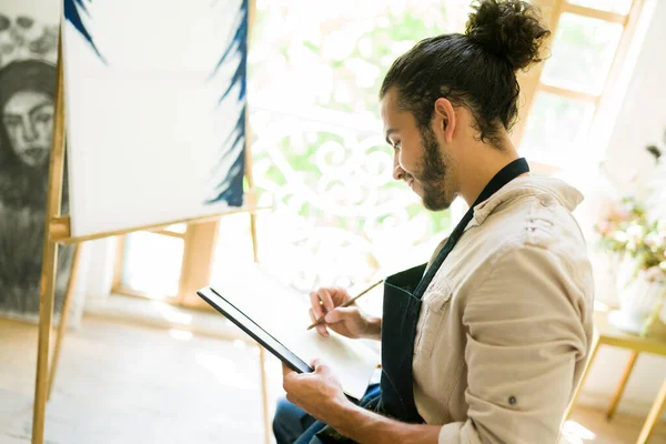 Esquisse Nouveau Tableau Jeune Homme Créatif Faisant Croquis Avant Créer — Photo