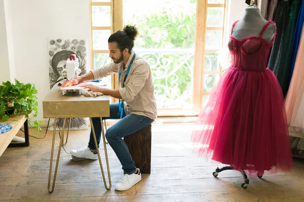 Jeune Homme Créatif Couturière Cousant Une Nouvelle Robe Élégante Pour — Photo
