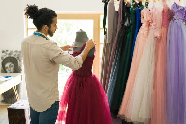 Jeune Homme Créatif Finissant Une Nouvelle Robe Élégante Tout Mesurant — Photo