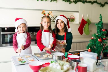 Mutlu bir ailenin portresi Noel kurabiyeleri pişirmekten ve onları şekerle süslemekten zevk alıyor. 