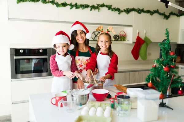 Retrato Una Familia Feliz Mezclando Masa Divirtiéndose Horneando Galletas Navidad —  Fotos de Stock