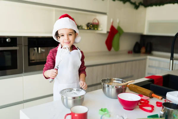 かわいい男の子の肖像画は クリスマスクッキー生地を混合しながら 砂糖アイシングを食べる — ストック写真